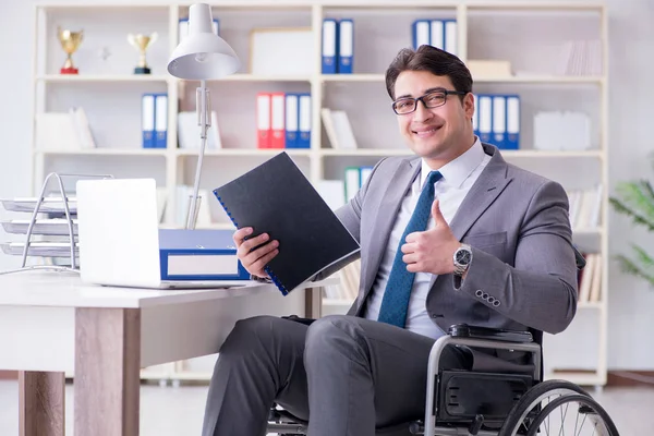 Ofiste çalışan engelli işadamı — Stok fotoğraf