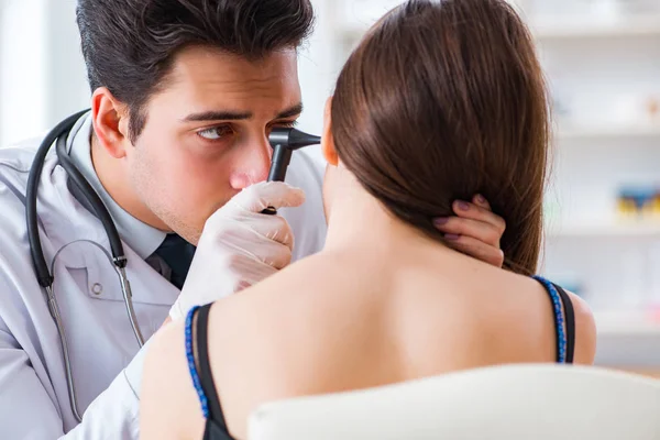 Médecin vérifiant l'oreille des patients pendant l'examen médical — Photo