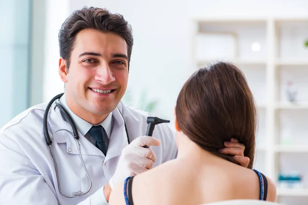 Médico revisando el oído de los pacientes durante el examen médico —  Fotos de Stock
