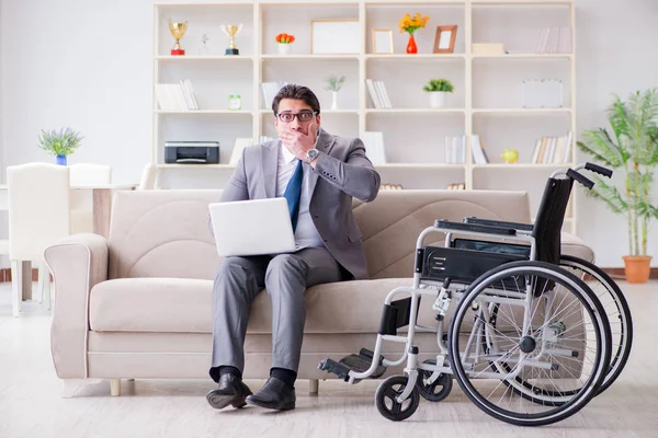 Gehandicapte zakenman op rolstoel werkt thuis — Stockfoto