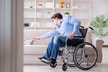 Tekerlekli sandalyedeki genç öğrenci