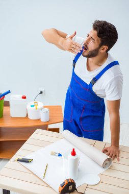 Tadilat sırasında duvar kâğıdı üzerinde çalışan işçiler