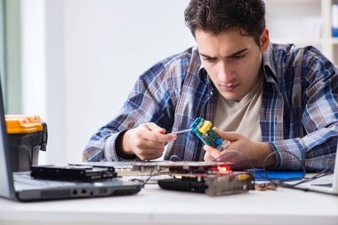 Tecrübeli teknikler tarafından bilgisayar donanımı onarımı ve onarımı