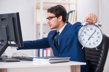 Acil ve son teslim tarihi konseptinde alarm veren bir işadamı. 