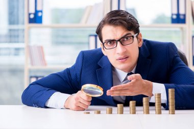 Ofisinde yığınla parası olan bir işadamı.