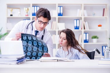 Doktor hastanın röntgen görüntüsü hakkında kötümser hissediyor