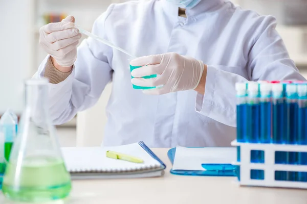 Chimica donna che lavora in un laboratorio ospedaliero — Foto Stock