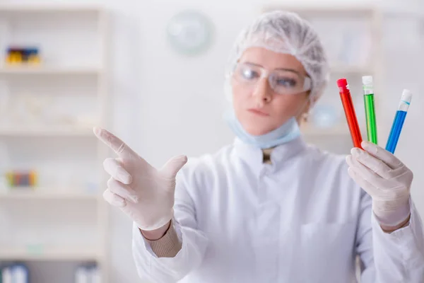 여성 화학자가 실험실에서 가상 버튼을 누르는 모습 — 스톡 사진