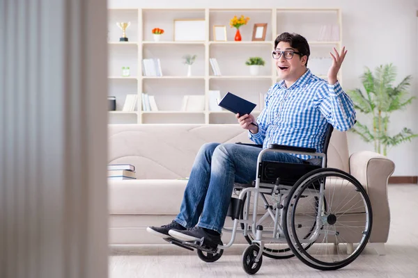 Молодой студент на инвалидной коляске — стоковое фото