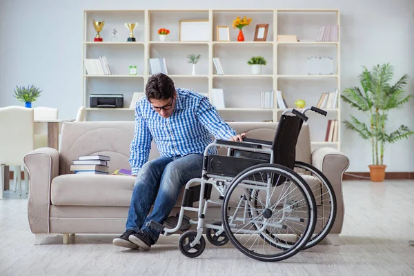 Jeune étudiant en fauteuil roulant en situation de handicap concept — Photo