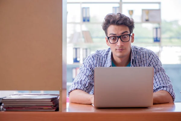 Estudiante estudiando en casa preparándose para el examen — Foto de Stock