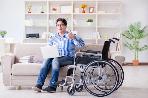 Jonge student rolstoel in gehandicaptenconcept — Stockfoto