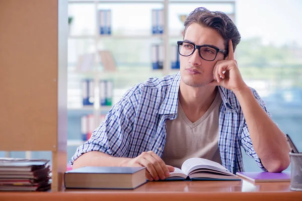 Étudiant étudiant à domicile se préparant à l'examen — Photo