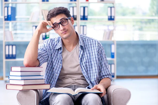 Student čtení knih a příprava na zkoušky v knihovně — Stock fotografie