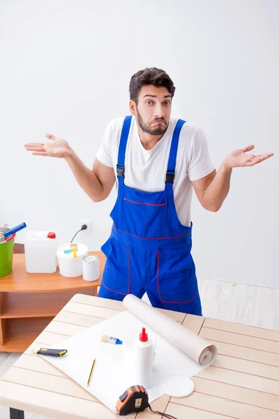 Lavoratore che lavora su carta da parati durante la ristrutturazione — Foto Stock