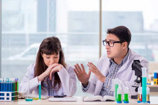 Twee chemici die in het lab experimenteren — Stockfoto