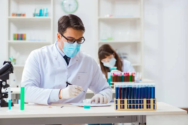 Dois químicos que trabalham em laboratório experimentando — Fotografia de Stock