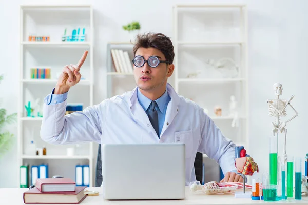 Grappige dokter heeft plezier in ziekenhuis lab — Stockfoto