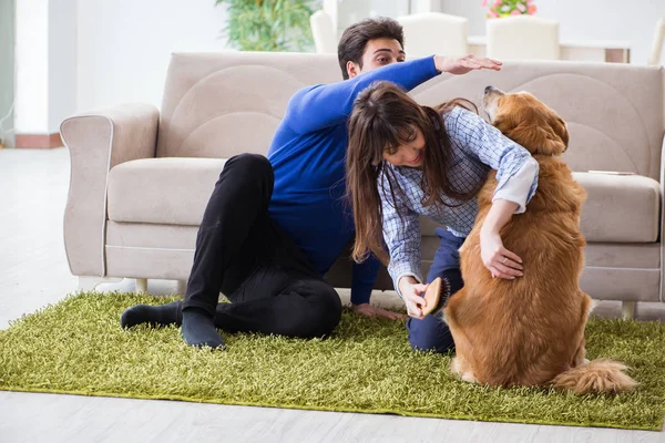 Família feliz com cão golden retriever — Fotografia de Stock