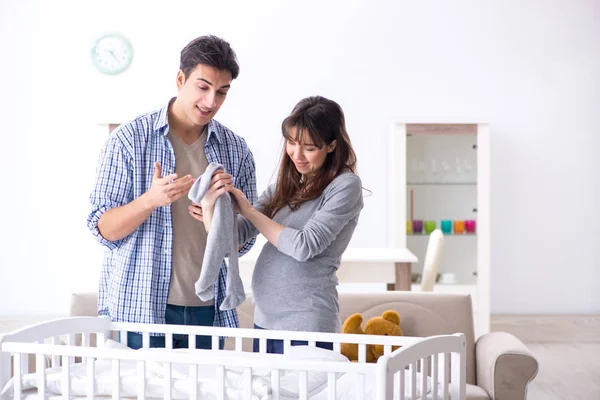 Giovani genitori che aspettano il loro primo bambino — Foto Stock