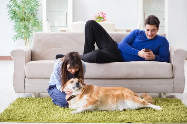 Lycklig familj med golden retriever hund — Stockfoto