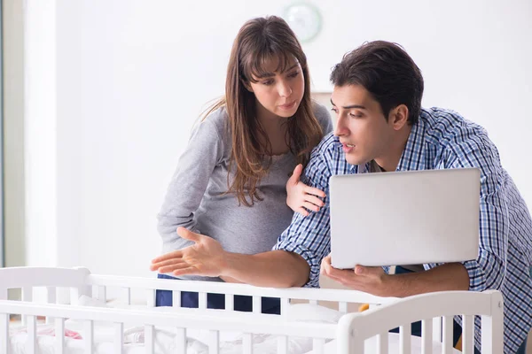 Jonge ouders verwachten hun eerste baby — Stockfoto
