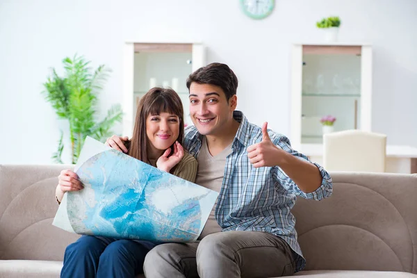 Genç aile haritayla seyahat planlarını tartışıyor — Stok fotoğraf
