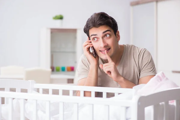 Jonge vader genieten van tijd met pasgeboren baby thuis — Stockfoto