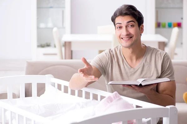 Jonge vader studenten voorbereiden op examens en op zoek na baby — Stockfoto