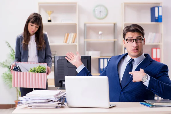 Person, die von ihrer Arbeit entlassen wird — Stockfoto