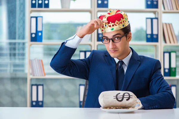 Król biznesmen z workiem pieniędzy w biurze — Zdjęcie stockowe