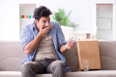 Gözlüklü adam yanlış paket alıyor.