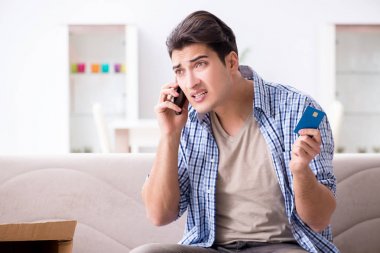 Çalıntı mallarla dolu boş bir paket alan adam