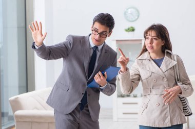 Emlakçı müşteriye yeni bir daire gösteriyor