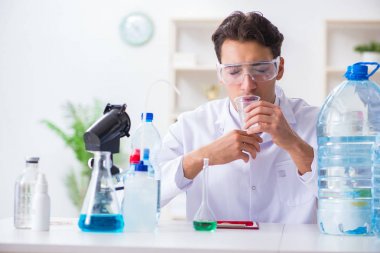 Laboratuvar asistanı su kalitesini test ediyor