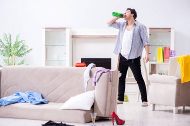 Ev partisinden sonra evde dağınık bir adam