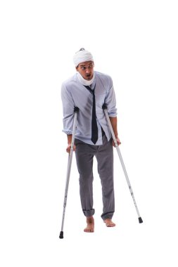 Beyaz arka plan üzerinde izole yaralı iş adamı