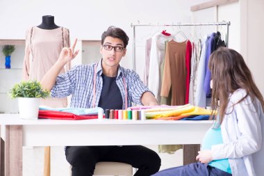 Hamile kadın yeni kıyafet için terziye gidiyor.