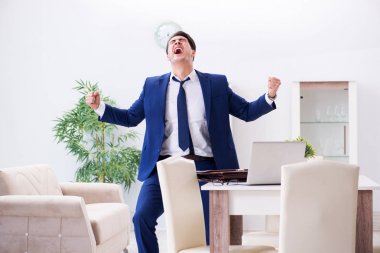 İflas etmiş bir işadamı kızgın ve üzgün.