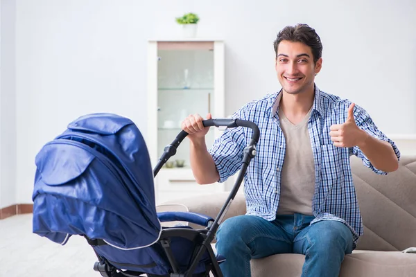 Giovane padre che si prende cura del neonato a casa — Foto Stock
