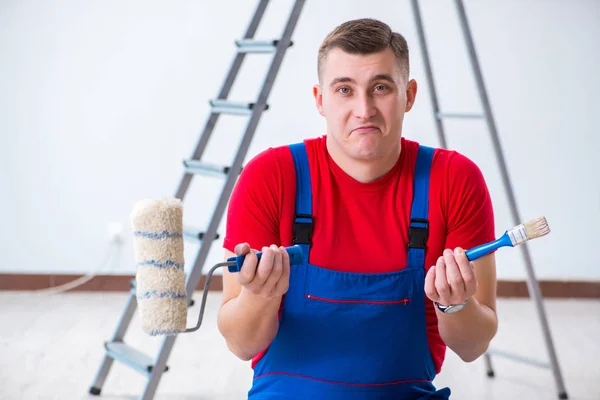 Pintor masculino preparándose para trabajos de pintura en obra —  Fotos de Stock