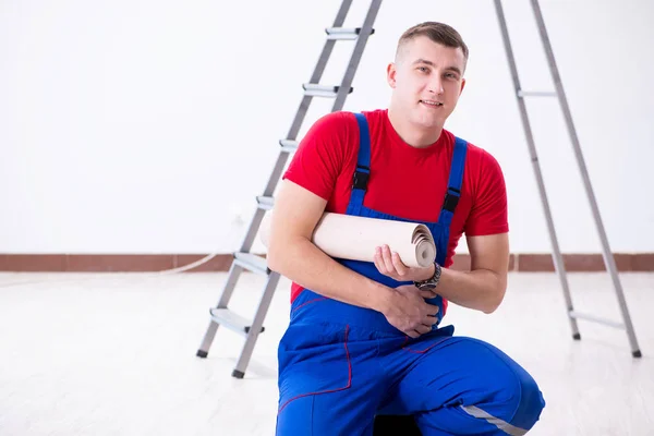 Contratista trabajador que se prepara para la decoración de papel pintado — Foto de Stock