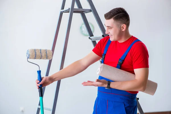 Entreprenör arbetare förbereder sig för tapet dekoration — Stockfoto