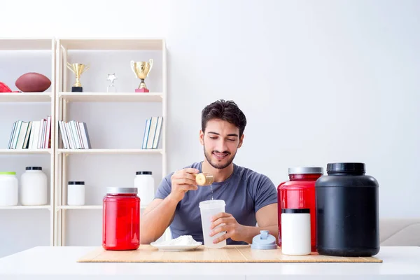 Atleta degustación de nuevos suplementos proteicos para mejores músculos —  Fotos de Stock