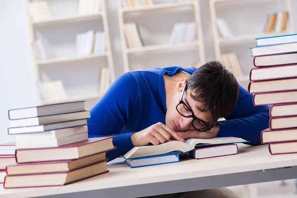 Estudiante masculino preparándose para exámenes en la biblioteca universitaria — Foto de Stock