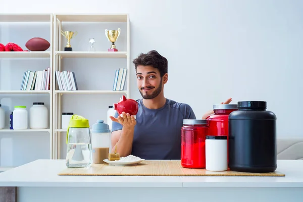 L'atleta assaggia nuovi integratori proteici per muscoli migliori — Foto Stock