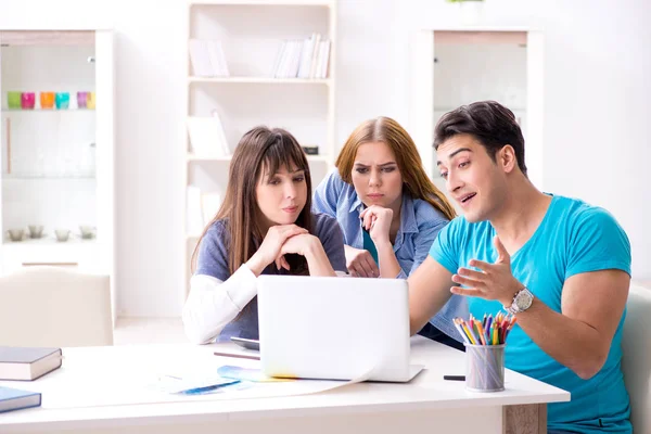 Equipo de diseñadores discutiendo nuevo proyecto de interior — Foto de Stock