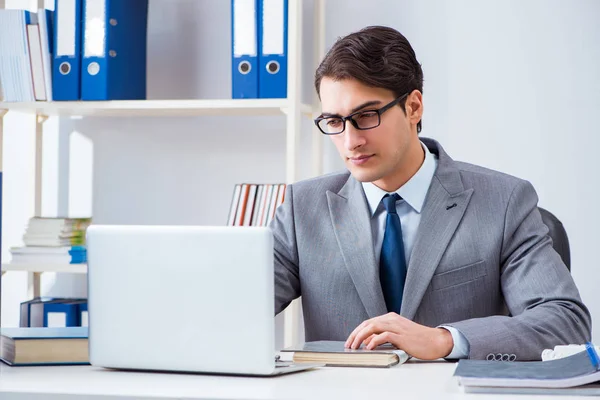 Jovem e bonito empresário empregado trabalhando no escritório na mesa — Fotografia de Stock