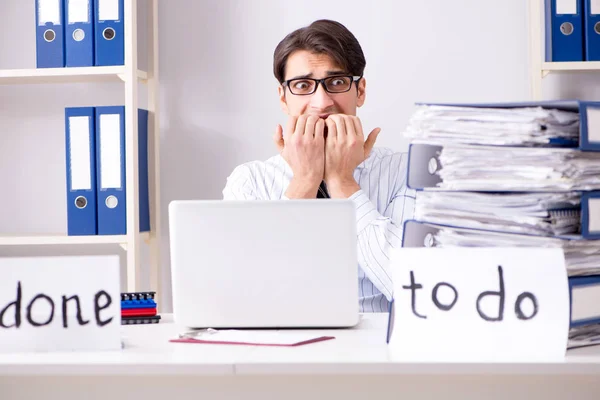 Uomo d'affari che non riesce a consegnare la sua lista delle cose da fare — Foto Stock