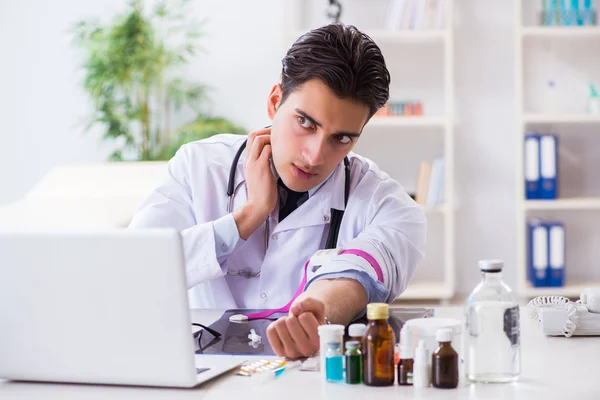 Drogenabhängiger Arzt im Krankenhaus — Stockfoto